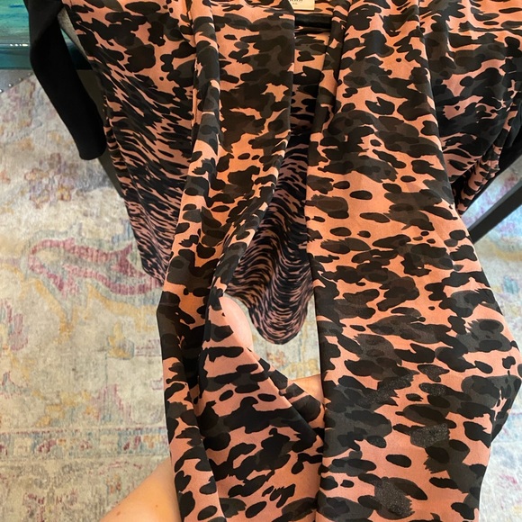 Like new Cabi tie front abstract blouse - Picture 5 of 6